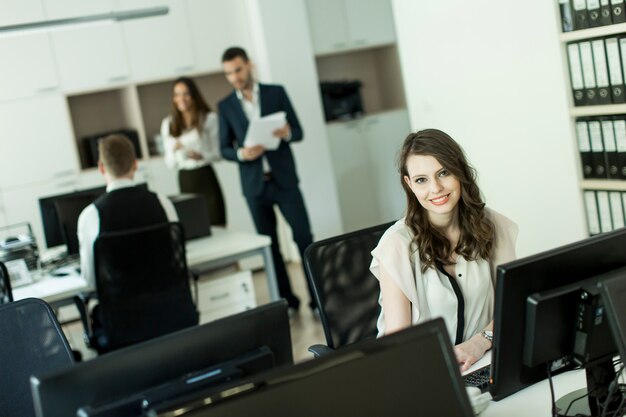 Vrouw die aan de computer werkt