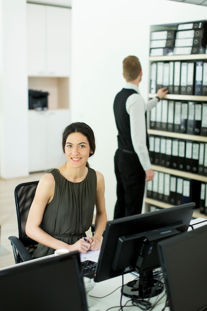 Vrouw die aan de computer werkt