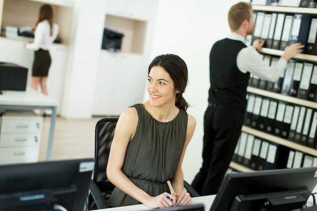 Vrouw die aan de computer werkt