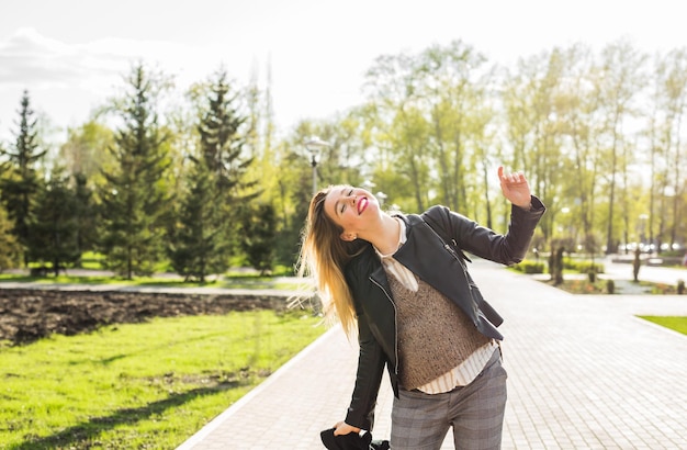 Foto vrouw die aan de kant van de weg tegen bomen staat