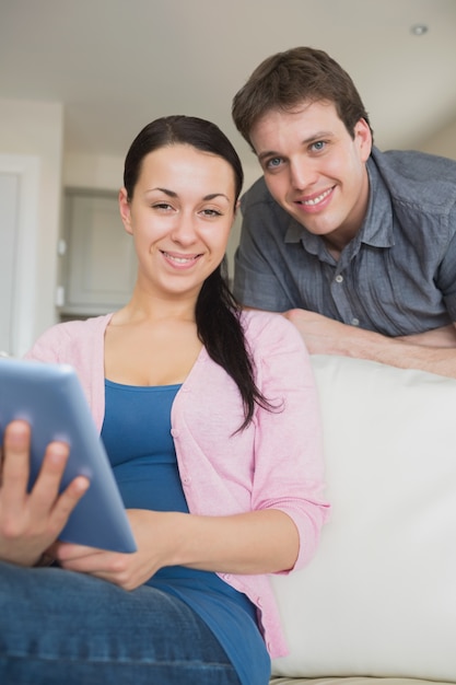 Vrouw die aan de tabletcomputer werkt