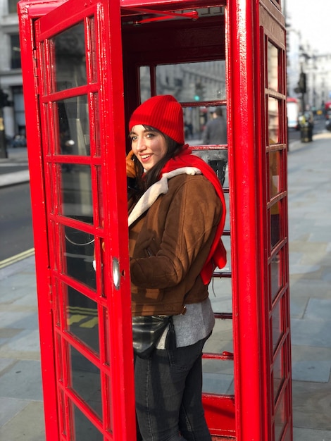 Vrouw die aan de telefoon praat in de stad.