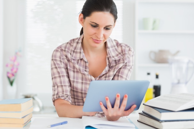 Vrouw die aan een tabletcomputer werkt