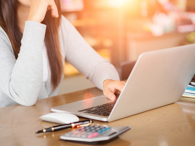 Vrouw die aan haar laptop in een koffiewinkel werkt. Sociaal netwerktechnologie concept.