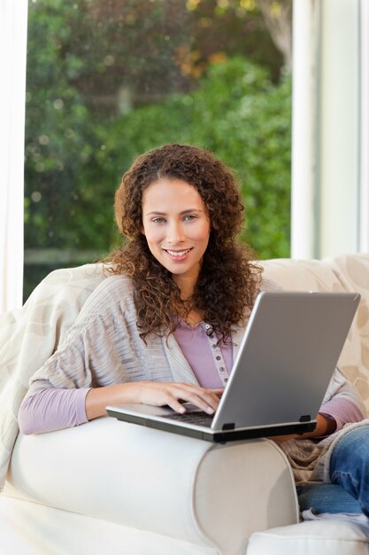 Vrouw die aan haar laptop werkt