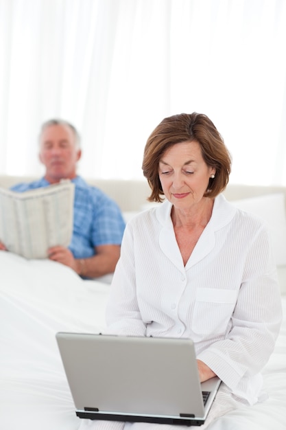 Vrouw die aan haar laptop werkt