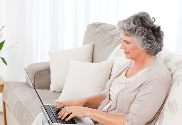 Vrouw die aan haar laptop werkt