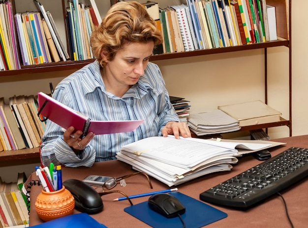 Foto vrouw die aan het bureau werkt