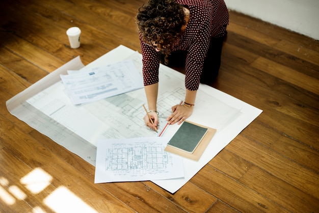 Foto vrouw die aan het documentwerk werkt