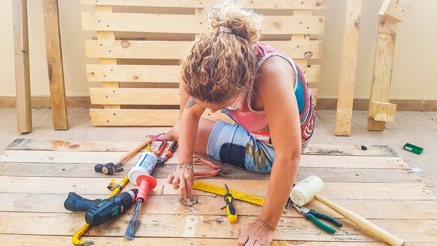 Foto vrouw die aan hout werkt