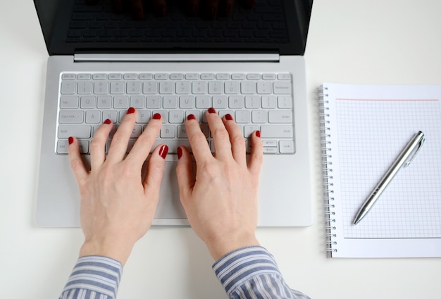 Vrouw die aan laptop in bureau werkt