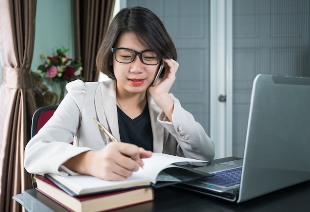 Vrouw die aan laptop in huisbureau werkt