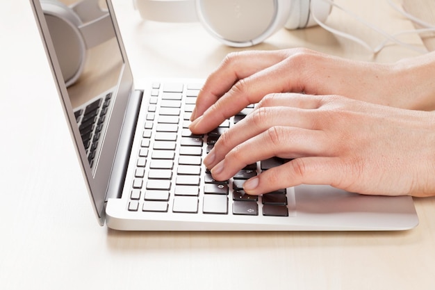 Vrouw die aan laptop werkt Handen die op toetsenbord typen