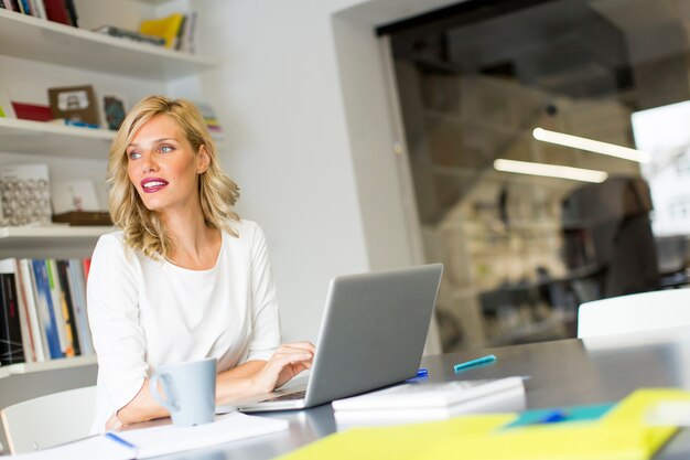 Vrouw die aan laptop werkt