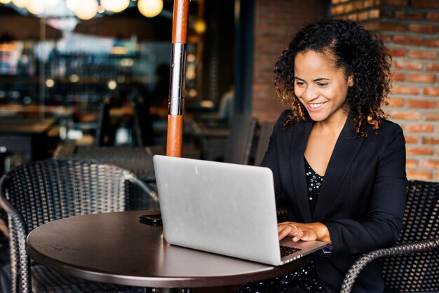 Vrouw die aan laptop werkt