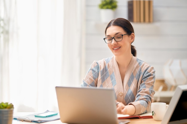 Vrouw die aan laptop werkt.