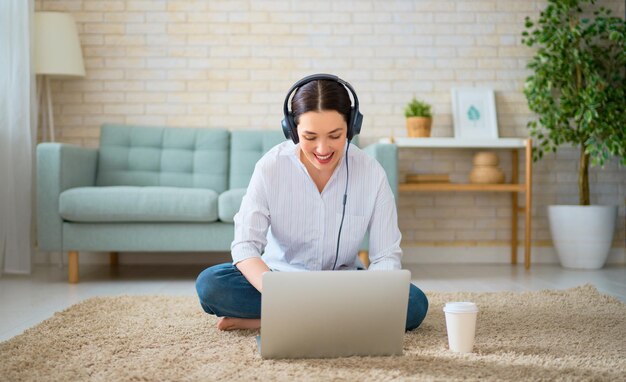 Vrouw die aan laptop werkt.