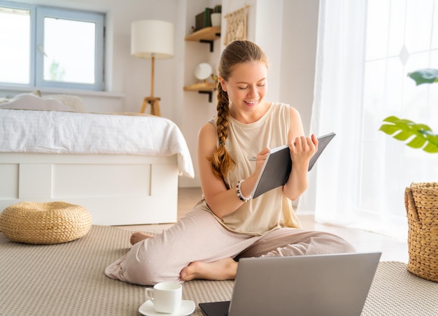 Vrouw die aan laptop werkt