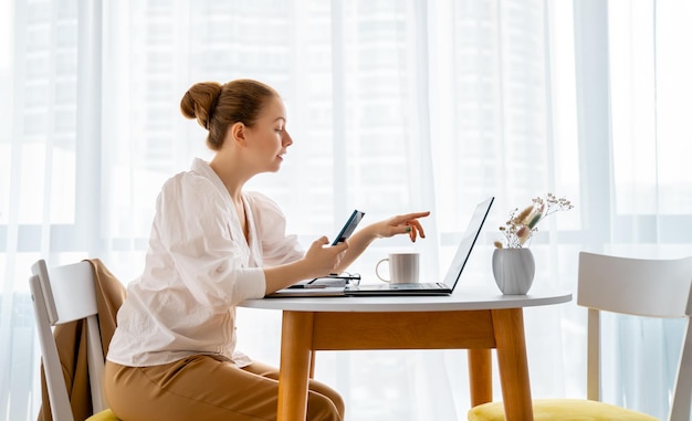 Vrouw die aan laptop werkt