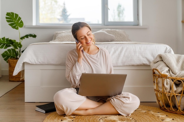 Vrouw die aan laptop werkt