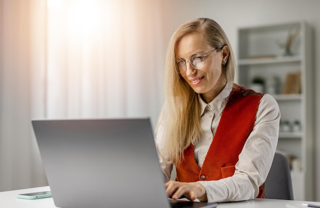 Vrouw die aan laptop