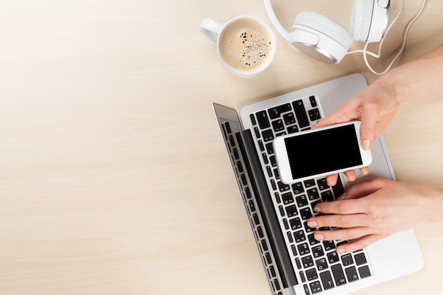 Vrouw die aan laptop