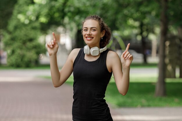 Vrouw die aan muziek op hoofdtelefoons luistert