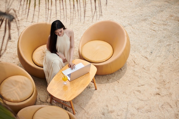 Vrouw die aan Tropisch Strand werkt