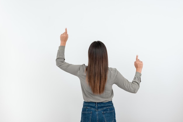 Foto vrouw die achteruit staat en nieuwe geweldige ideeën bedenkt zakenvrouw die diep nadenkt voor oude prachtige plannen guy brain storming briljante strategieën