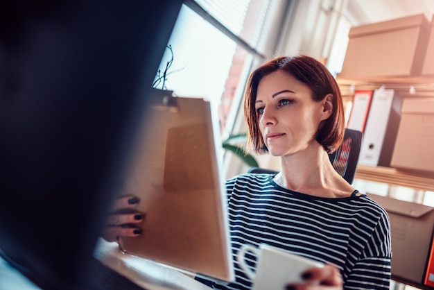 Vrouw die administratie doet op het kantoor