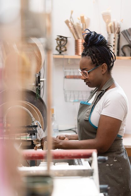 Vrouw die afwas in de keuken
