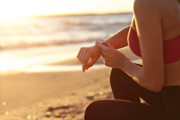 vrouw die alleen loopt in de prachtige schemering op het strand