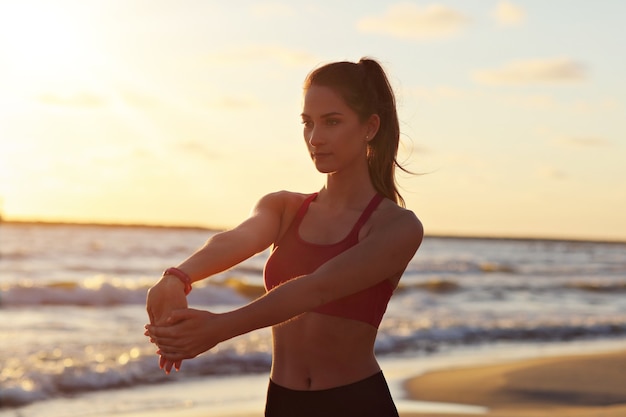 vrouw die alleen loopt in de prachtige schemering op het strand