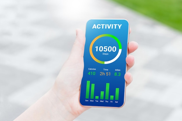 Vrouw die app voor het volgen van activiteiten op mobiele telefoon gebruikt