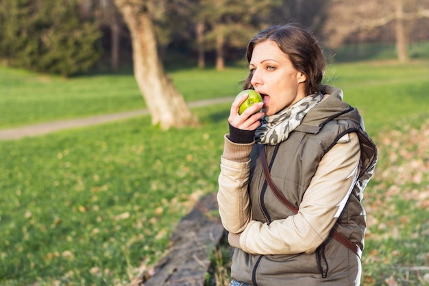 Vrouw die appel eet