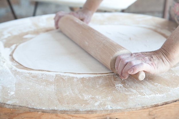 Vrouw die Armeense brood lavash voorbereidt.