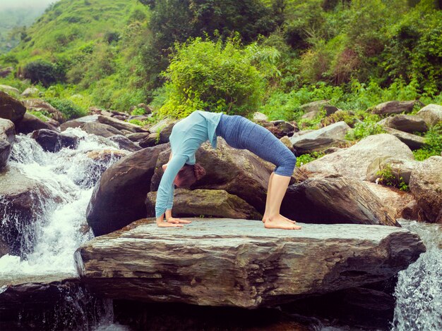 Foto vrouw die ashtanga vinyasa yoga asana urdhva dhanurasana doet - omhoog