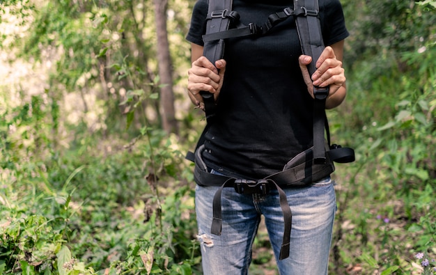 Vrouw die backpacker bij het bos wandelen