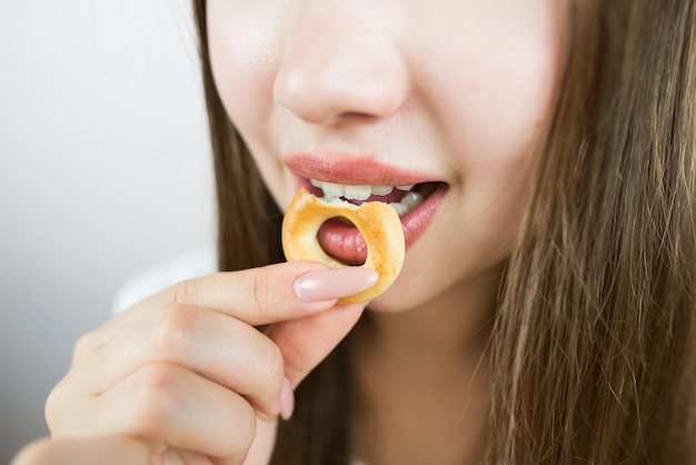 Vrouw die bagels eet.