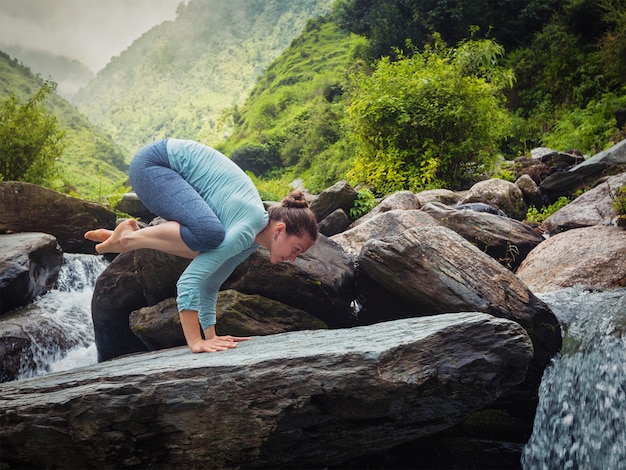 Foto vrouw die bakasana-asana in openlucht doet