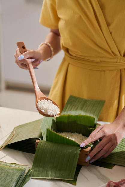 Vrouw die Banh Tet-cake maakt