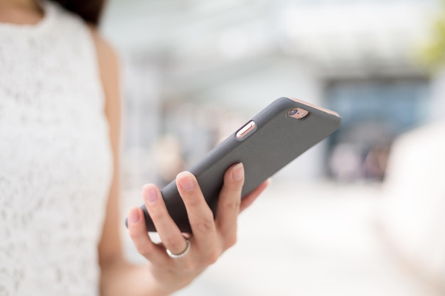 Vrouw die bericht op telefoon verzendt