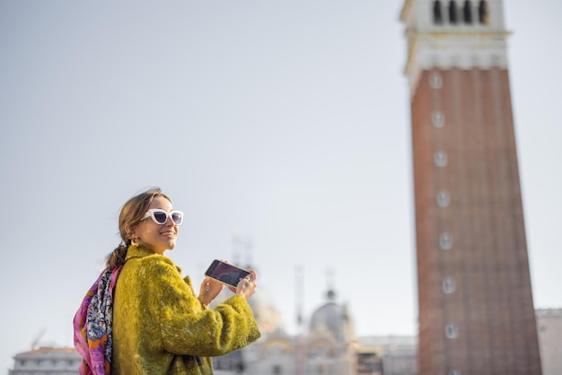 Vrouw die beroemde bezienswaardigheden in Venetië reist