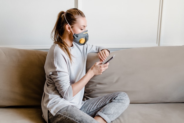 Vrouw die beschermend masker thuis op laag thuis draagt