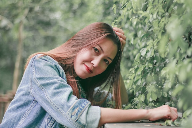 Vrouw die bij de lijst in het park ligt