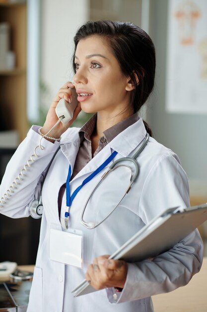 Vrouw die bij Medische Kliniek werkt