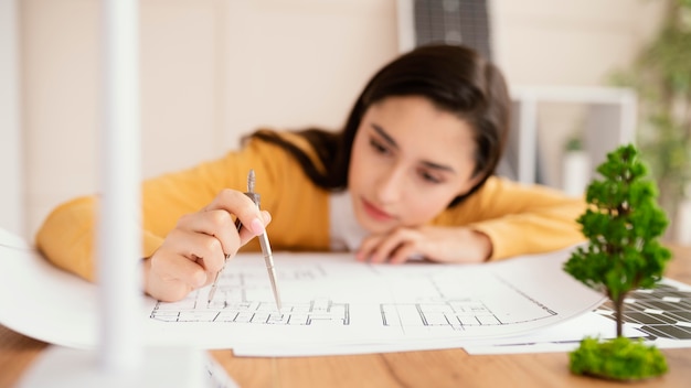 Foto vrouw die bij milieuproject werkt