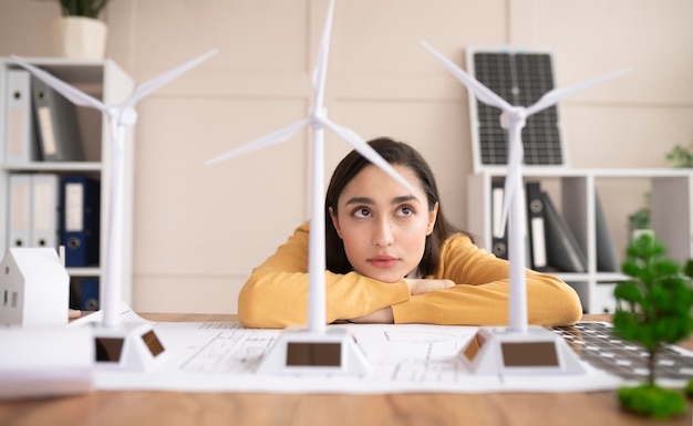 Vrouw die bij milieuproject werkt