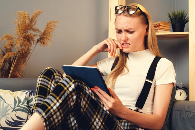 Vrouw die bij nachthuis op Internet met digitale tablet surfen