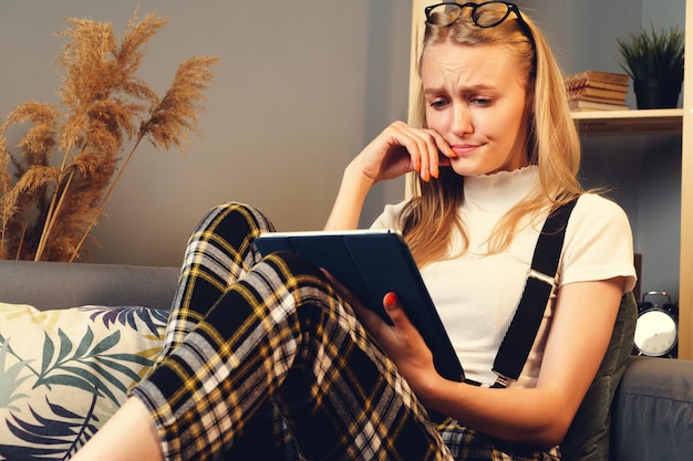 Vrouw die bij nachthuis op Internet met digitale tablet surfen.